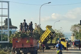 Pemerintah dan warga Kota Kupang masih bersih-bersih pascabencana