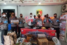 Polres Ternate musnahkan ratusan kantong miras selundupan