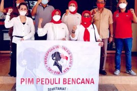 Kaum perempuan menyalurkan bantuan untuk korban banjir di Bima NTB