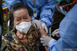 Menjaga diplomasi untuk jamin stok dan kejar target vaksinasi COVID-19