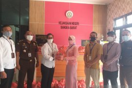 Kejari Bangka Barat salurkan 200 paket bantuan bahan pangan
