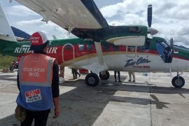 Aktivitas penerbangan di bandara Aminggaru Ilaga sudah normal