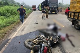 Suami istri tewas akibat motornya menabrak truk sawit