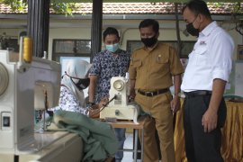 SIG berikan pelatihan menjahit dan beternak di Gresik-Rembang