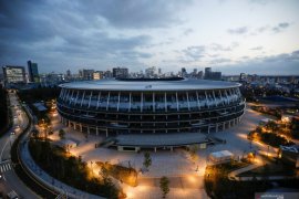 Pembawa bendera kirim pesan kesetaraan dan lawan rasisme di pembukaan Olimpiade