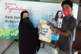 Awal ramadhan, puluhan nasabah bank sampah terima paket sembako