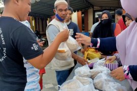 Warga  hingga muallaf turut berbagi takjil