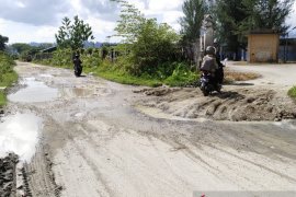 Jalan amblas makan korban, pengendara terperosok ke jurang