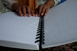 Penyandang tunanetra membaca Al Quran