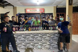 Razia 'Pekat' di bulan Ramadhan, polisi sita  ratusan minuman keras