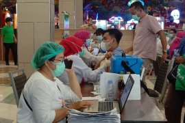 Dinkes Makassar: Petugas publik harus bawa 2 lansia untuk divaksin COVID-19