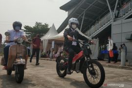 Menhub  jajal motor listrik buatan UKM dalam negeri