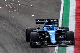 Alonso meraih poin pertamanya setelah Raikkonen kena penalti di Imola