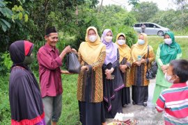 TP PKK Siak kembali berbagi sembako, kali ini di Kotogasib dan Mempura