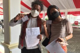 Arie Kriting dan istri ikuti vaksinasi seniman