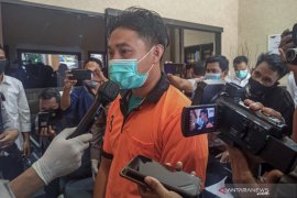 Pria ini tusuk leher istrinya hingga tewas karena sakit hati melihat sang istri berkomunikasi mesra dengan pria lain