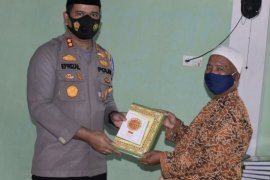 Polres Inhu berikan ratusan Alquran untuk ponpes dan masjid
