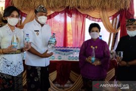 Bupati Gianyar luncurkan air mineral dalam kemasan produksi perumda