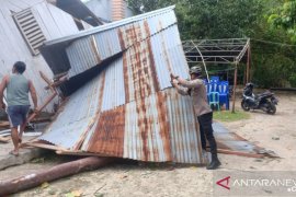 Polres Talaud lakukan penanganan  wilayah terdampak siklon Surigae