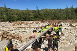 Satgas Pamtas RI-Timor Leste bantu perbaiki irigasi rusak akibat banjir