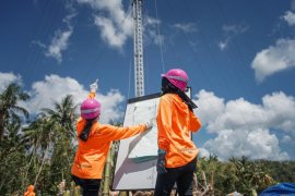 Dua Srikandi PLN, Ikut Dirikan Tower Listrik Darurat di NTT