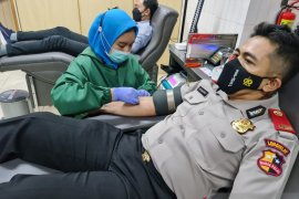 Peduli stok darah PMI, Serdik Sespimmen Wahyu Hidayat lakukan donor darah