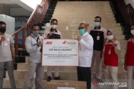 Tenaga kesehatan Banjarmasin dapat bantuan ratusan baju hazmat