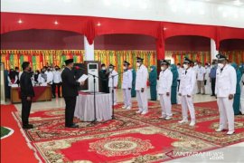 Bupati Sutan Riska Tuanku Kerajaan melantik wali nagari hasil Pilwanaserentak 2021, enam jumlahnya