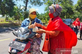 Srikandi PDIP Kota Probolinggo bagikan tahu di Hari Kartini