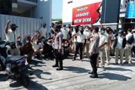 Puluhan karyawan Wings mengadu ke Disnaker Tulungagung