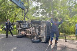 Mobil Box bermuatan biskuit terbalik dijalan