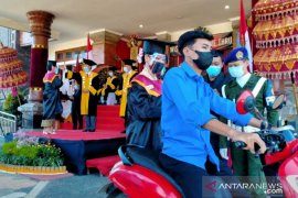 68 mahasiswa STAHN Mpu Kuturan Singaraja diwisuda secara lantatur
