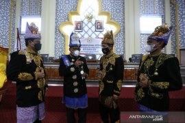 Berbaju Adat Pada Sidang HUT Kota