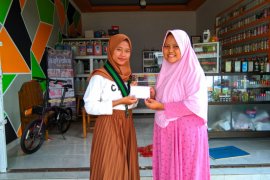 Keluarga Saung Parfum titip donasi untuk diberikan kepada anak yatim