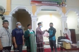 Warga Muaro Sopan Dharmasraya minta perbaikan jalan kepada tim Safari Ramadan