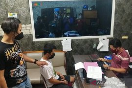 Ancam dan peras seorang warga, polisi gadungan diringkus