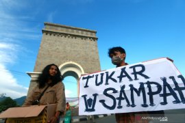 Peringatan Hari Bumi di Gorontalo diwarnai aksi sampah tukar takjil