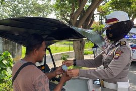 Operasi Otanaha 2021 Polda Gorontalo bagi masker dan imbauan tidak mudik