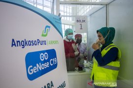 Simulasi Layanan GeNose C19 di Bandara Syamsudin Noor