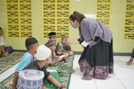 Hari Kartini Ketua KPPI Kalbar berbagi kasih di dua panti asuhan