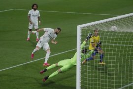 Dua gol Benzema antarkan Real Madrid puncaki klasemen Liga Spanyol