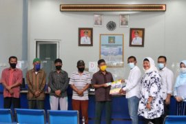 Disdukcatpil Langkat serahkan adminduk bagi abang becak dan penggali kubur serta bilal mayit