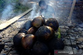 Permintaan kelapa muda bakar di bulan Ramadhan Page 1 Small