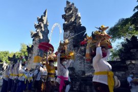 Persiapan Hari Raya Kuningan