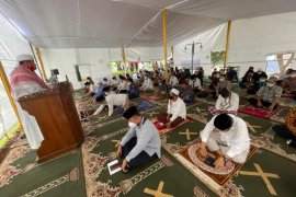 Gema Takbir Iringi Salat Jumat Pertama di Tenda Mesjid At Tabayyun TVM