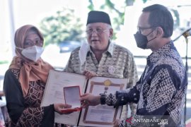Presiden Jokowi anugerahkan Satya Lencana kepada 16 keluarga pejuang PETA