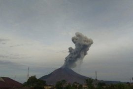 Gunung Sinabung erupsi, luncurkan abu vulkanik setinggi 2.000 meter