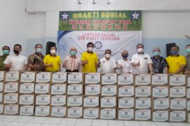 Yayasan Harapan Tama bagikan ratusan sembako untuk seniman dan warga tak mampu