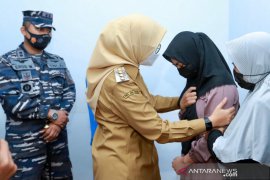 Bupati Banyuwangi sambangi dua keluarga awak KRI Nanggala-402