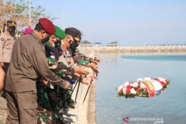 TNI-Polri di Kupang tabur bunga atas gugurnya prajurit KRI Nanggala-402